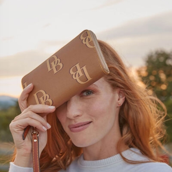 (NWT) Dooney and Bourke large tote with 24k gold DB and wallet in tan and ivory. - Picture 10 of 11